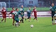 Der FC Gemeinderat für einmal im Vorwärtsgang: Kantonsrat Hermann Lei hat den Ball vor Augen. (Bild: Andreas Taverner)