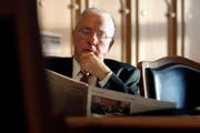 Christoph Blocher BaZ-Holding AG wird neben der Basler Zeitung neu die insgesamt 25 Zehnder-Wochentitel herausgeben und setzt dabei auf Kontinuität. (Bild: Keystone)