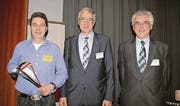 Regierungsrat Paul Signer (Mitte) ehrte Thomas Ochsner und verabschiedete Ernst Bischofberger als Assekuranzdirektor. (Bild: gr)