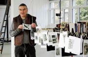 Bilder, die Fritz Franz Vogel keiner szenischen Darstellung zuordnen kann, zeigt er aufgehängt an langen Stangen. (Bild: Dieter Ritter)