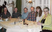 Die Kommissionsmitglieder der Hydrantenkorporation und Elektraversorgung Schönengrund (von rechts): Die neue Kassierin Sidonia Seeli und ihre Vorgängerin Brigitte Hösli, Präsident Felix Böni, Aktuar Peter Gassner, Wasserwart Peter Knaus und Beisitzer Konrad Frischknecht. (Bild: pd)