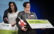 Heidi Diethelm mit der Auszeichnung und dem Check über 2000 Franken. (Bild: Reto Martin)