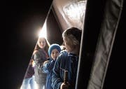 Für viele eine Herausforderung: gehen ohne zu sehen. (Bilder: Michel Canonica)