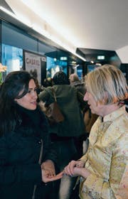 Gespräche im Cinema-Luna-Foyer: Katharina Portmann (rechts) von der Solidaritätsgruppe Frauenfeld und eine Kinogängerin. (Bild: Isabelle Schwander)