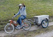 Das Töffli, Modell Puch Velux, auch Eiertank genannt, ist Silvio Schnellis ganzer Stolz. Mit Jahrgang 1963 ist es älter als sein 46jähriger Fahrer. (Bilder: Anina Rütsche)