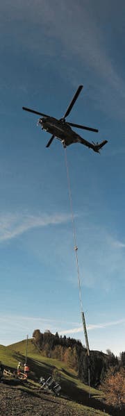Der Transporthelikopter der Armee flog gestern die Masten des ehemaligen Skilifts in Schwellbrunn weg. (Bild: PAG)