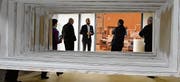 Spannender Einblick: Co-Geschäftsleiter Mark Brassel stellt den Mitgliedern des Ausserrhoder Industrievereins die Bach Heiden AG vor. Zu sehen sind Türrahmen in der Trocknungsanlage. (Bild: MC)