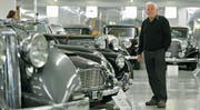 Auf Hochglanz polierte Schönheit: Paul Walter aus Sulgen inmitten seiner Automobile. Zu jedem Wagen gibt es Erinnerungen und Geschichten. (Bild: Reto Martin (Reto Martin))