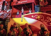 Die EHC-Senioren und auf dem Wagen das neue närrische Oberhaupt: Pablo I. mit seinen Begleiterinnen Tamara und Natalia. (Bild: Andrea Stalder)