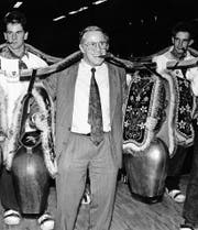 Beitrittsgegner Christoph Blocher im November 1992 an einem Umzug mit Treicheln. (Bild: Keystone)