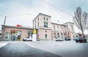 Dieser historische Bau neben den Bahngleisen versperrt den Blick aufs Wasser. (Bild: Andrea Stalder)