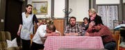 Szene aus dem Theaterstück: Die Verzweiflung der Brüder, nun wieder arbeiten zu müssen, ist gross. (Bild: PD)