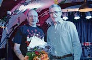 Preisübergabe im Lion-Cave: Jonny Gauer, Wartauer Kulturpreisträger 2017 (links) und Andreas Bernold, Gemeinderat und Vorsteher des Ressorts Umwelt und Kultur. (Bild: Adi Lippuner)