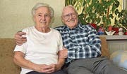 Annemarie und Eugen Neusch zu Hause auf ihrer Couch in Berg. (Bild: Mario Testa)