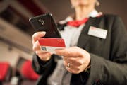 Eine SBB Mitarbeiterin kontrolliert den Swisspass. (Bild: Keystone)