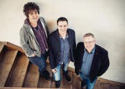 Dieses Trio will mit dem neuen Verlag da bux die Jugendbuch-Szene aufmischen und Jugendliche zum Lesen animieren: Alice Gabathuler aus Werdenberg, Stephan Sigg aus St. Gallen und Tom Zai aus Walenstadt, allesamt selbst seit Jahren als Autoren erfolgreich tätig. (Bild: Ana Kontoulis)