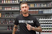 Kevin Bruckhoff ist Geschäftsführer des neuen Ladenlokals «Area 510» von «Red Vape». (Bild: Noemi Oesch)