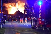 Die Feuerwehr war beim Grossbrand in Egnach stark gefordert. (Bild: Manuel Nagel)