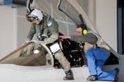 Startklar: Ein Pilot steigt in ein F/A-18-Flugzeug. (Bild: Keystone)