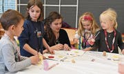 Mädchen und Buben bedrucken in der Kinderwoche eine Stofftasche. (Bild: Yvonne Aldrovandi-Schläpfer)