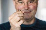 Der Kantonsarchäologe Hansjörg Brem hält sie in der Hand: Die im Jahr 1976 in Weinfelden gefundene Fibel stammt aus der Epoche der sogenannten Spätlatène um etwa 200 vor Christus. (Bild: Reto Martin)