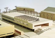 Der Erweiterungsbau soll zwischen dem Gebäude M der PHTG (links im Bild) und der Turnhalle (rechts) zu liegen kommen. Modell: PD