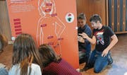 Die Kinder setzen sich mit den verschiedenen Körperstellen auseinander. (Bild: Rita Kohn)