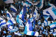 Die FCZ-Fans in Derbystimmung während der Partie gegen GC: Vor dem Spiel wurde ein 14-Jähriger angegriffen und verletzt. (Symbol) (Bild: CHRISTIAN MERZ (KEYSTONE))