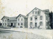 Die Obstverwertungsgenossenschaft Egnach – so hiess die Thurella damals – und das Gasthaus Sternen 1902. (Bild: pd)