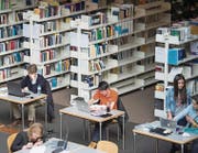 Alte und neue Welt, Wissen auf Papier und digitalisiert: Blick in die Bibliothek der Universität St. Gallen. (Bild: Urs Jaudas)