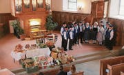 Der Jodlerclub Edelwyss singt neben dem Altar am Erntedankgottesdienst. (Bild: Therese Schurter)