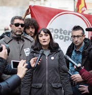 Viola Carofalo, Chefin der Linksbewegung Potere al Popolo, vor Italiens Parlament in Rom. (Bild: Christian Minelli/Getty (21. Februar 2018))
