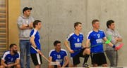 Die Trainer Tobias Frehner (zweiter von links) und Hans Sturzenegger (rechts) sehen mit ihren Teamkameraden das Unheil im Spiel gegen Laupen förmlich kommen. (Bild: Robert Kucera)
