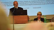 Claus Ullmann und Gemeinderätin Heidi Springmann an der ausserordentlichen Gemeindeversammlung. (Bild: Stefan Hilzinger (27. Oktober 2016))