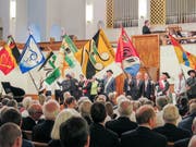 Der Fahneneinzug der acht Chöre wurde mit musikalischer Unterstützung des Musikvereins Buchs-Räfis abgehalten. (Bild: Julia Kaufmann)