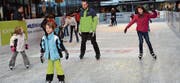 Bereits am ersten Nachmittag tummelten sich kleine und grosse Eisläufer in der «Gass». (Bilder: Katharina Rutz)
