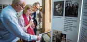 Museumspräsident Eugen Fahrni zeigt Prodolliet-Enkelin Kartin Routamo-Saatela und ihrem Mann Jarkko Routamo die Bildgalerie auf dem Touch-Screen. (Bilder: Reto Martin)