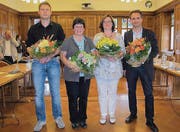 Blumen zum Abschied: Florian Hunziker, Myrta Inauen, Marlies Nef, Martin Frischknecht (von links). (Bild:pk)