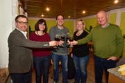 Erfolg in der Gruppe: DIe Mitglieder der Gruppe "Frischer Wind" stiessen im Februar auf ihren Wahlsieg an. Mittlerweile ist Präsident Silvio Marghitola (l.) zurück getreten und Nathalie Wasserfallen (2.v.l.) muss in die Bresche springen. Am Sonntag stellt sie sich zur Wahl als Präsidentin. (Bild: Mario Testa (12. Februar 2017))