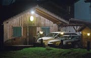 Pnos-Mitglieder feiern im Gasthaus Löwen in Kaltbrunn. (Bild: Benjamin Manser/KEY)