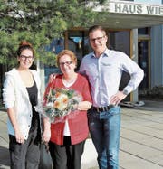 Die langjährige Mitarbeiterin Hauswirtschaft, Zdenka Tusek (Mitte), wird von Tamara Eberle, Leiterin Hauswirtschaft, und Thomas Herold, Leiter Hotellerie, verabschiedet. (Bild: PD)