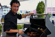 Seine Burger enthalten kein Fleisch und kein Ei. Raphael Lüthy grilliert vegan. (Bild: Martina Eggenberger Lenz)