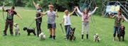 Die Teilnehmer der Gruppe Jugend und Hund mit den drei Erstplatzierten: Lukas Bärtsch (2.), Vereinsmeisterin Lia Schnider und Adrian Riedener (3 ), ganz links von links nach rechts.