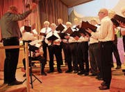 Konzentriert beim Auftritt: der Männerchor. (Bild: Manuela Olgiati)