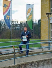 Gemeindepräsident Othmar Schmid präsentiert die Energiepreis-Urkunde auf dem Brüggli vor dem Gemeindehaus in Amlikon. (Bild: Mario Testa)