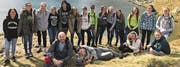 Die Konfirmandinnen und Konfirmanden am Tomasee, wo der Rhein entspringt. (Bild: PD)
