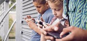 Die meisten Kinder nutzen ihre Handys zur Kommunikation, für soziale Netzwerke und für Spiele. (Bild: fotolia)