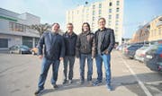 Die Wega-Verantwortlichen Gregor Wegmüller und Heinz Schadegg mit den neuen Halle-7-Betreibern Gregor Löhrer und Markus Ritzinger. (Bild: Mario Testa)