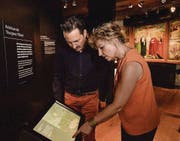 Kurator Dominik Schnetzer und Direktorin Gabriele Keck probieren einen der neuen Touchscreens aus. (Bilder: Donato Caspari)