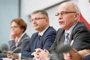 An der Seite von Bundesrat Ueli Maurer (rechts) weibelt die Basler SP-Regierungsrätin Eva Herzog für die Steuerreform. (Bild: Marcel Bieri/KEY)